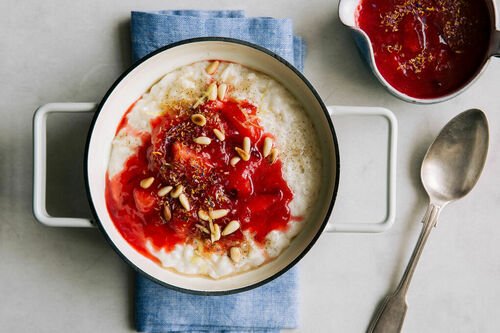 Feiner Zitronen-Milchreis mit Pflaumenkompott und Pinienkernen