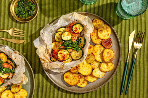 Lachs im Päckchen gegart mit Zucchini und Kräuterkartoffeln