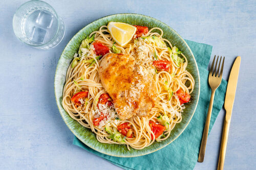 Hähnchenpasta mit Zucchini mit Tomaten und würzigem Käse