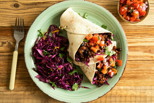 Tortillas mit Hackfleisch-Bohnen-Füllung mit fruchtigem Rotkohl und Tomatensalsa