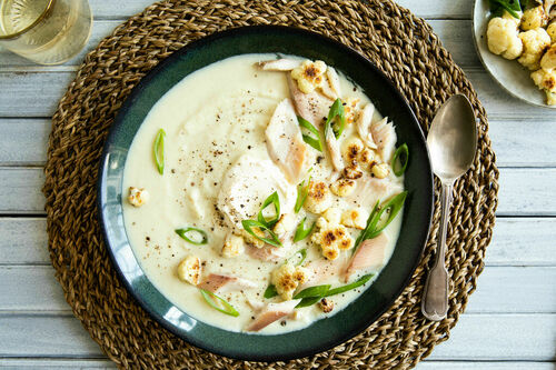Blumenkohlsuppe mit Räucherforelle mit Crème fraîche und Muskatnuss