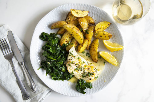 Kabeljau in Zitronenbutter mit Spinat und pikanten Ofenkartoffeln