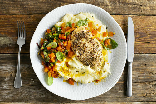 Hähnchen mit Safran-Tomaten-Sauce mit Babymangold auf Pastinakenpüree