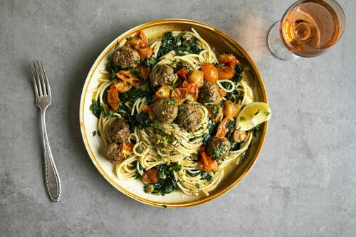 Fleischbällchen mit Schwarzkohl-Pasta und Zitronen-Kapern-Sauce