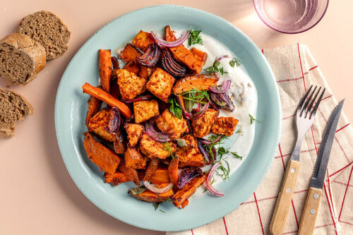 RS Süß-scharfer Harissa-Tofu mit Ofengemüse und Knoblauch-Joghurt-Sauce