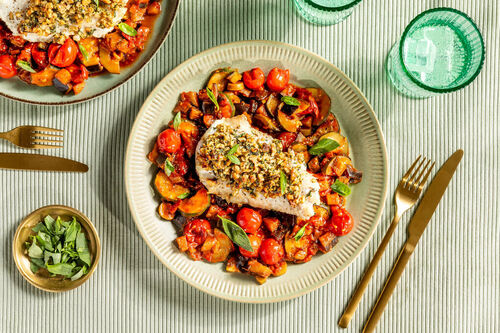 Seehecht mit Walnuss-Kräuter-Kruste auf Auberginengemüse Ratatouille-Style