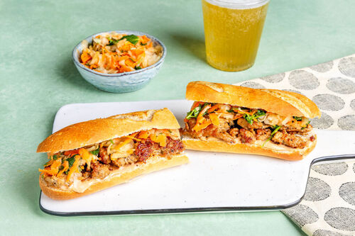 Scharfes Schweinehack-Sandwich mit Kohlrabi-Karotten-Salat und Sriracha-Mayo