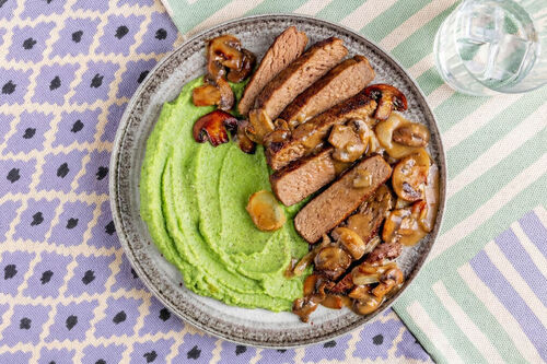 Saftiges Veggie-Steak mit cremiger Pilzsauce und Brokkolipüree