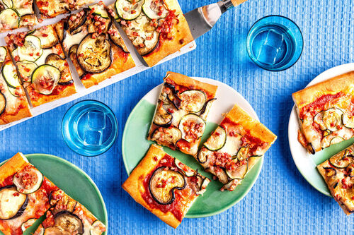 Zucchini-Auberginen-Pizza mit Speck und frischem Mozzarella