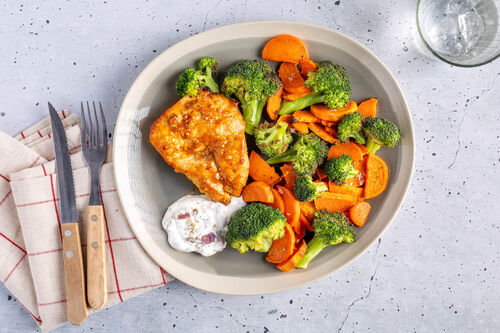 Glasiertes Hähnchen an Röstgemüse mit cremigem Zwiebeldip