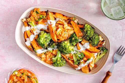 Süßkartoffel-„Loaded Fries“ mit Brokkoli und pikanter Kimchi-Salsa