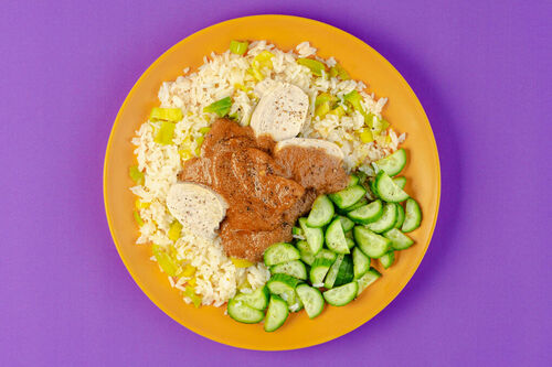 Gebratener Reis mit Lauch und Huhn mit würziger Erdnusssauce