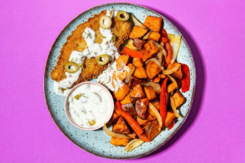 Veggieschnitzel mit cremiger Olivensauce an herzhafter Süßkartoffelpfanne