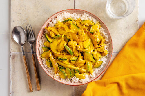 Indische Hähnchenpfanne mit Birne mit Zucchini und Jasminreis