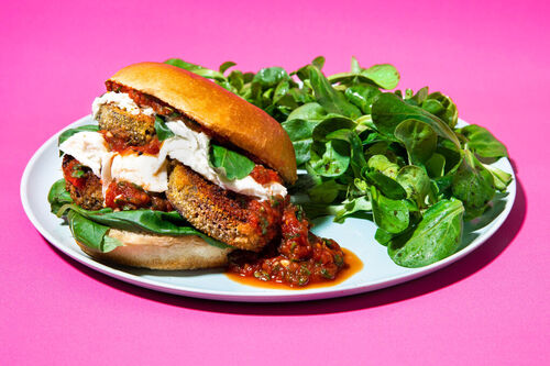 Auberginenburger mit Mozzarella dazu frischer Feldsalat