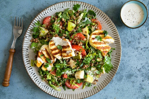 Gegrillter Halloumi auf Linsensalat Low Carb mit Birne und Tahinidressing