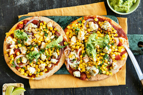 Pizza mexicana mit Feta & Guacamole mit Mais, Koriander und Limette