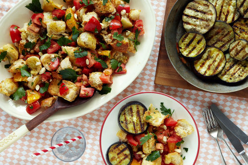 Toskanischer Brotsalat mit Orangenfilets und Aubergine