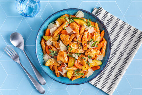 Fixe Pasta mit Hähnchen und Gemüse in saftiger Tomatensauce mit Basilikum