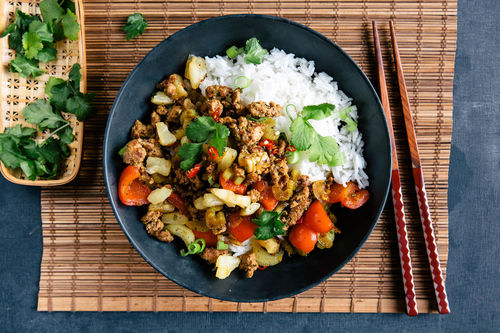 RS Schnelle Thai-Rinderhackpfanne mit Ananas und Jasminreis