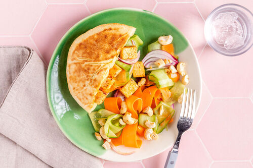 Bazlama-Sandwich mit Tandoori-Tofu und frischem Gemüsesalat