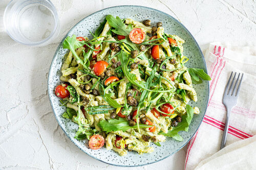 Penne mit Thunfischsauce garniert mit frittierten Kapern