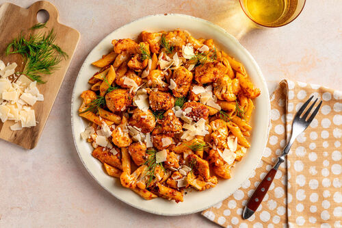 Blumenkohl-Käse-Pasta mit veganem Huhn mit Tomaten-Oliven-Pesto und Dill