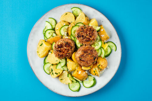 RS Rinderbällchen auf warmem Kartoffelsalat mit frischen Gurken und Petersilie