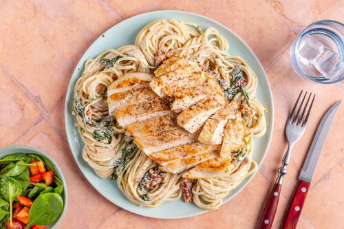 Spaghetti mit extraviel Hähnchen dazu Tomaten-Spinat-Salat