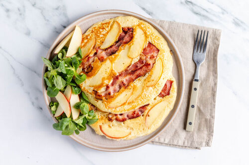 Niederländische Bacon-Apfel-Pancakes mit würzigem Apfelsalat