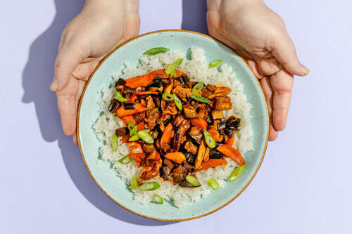 Hoisin-Hähnchen auf Jasminreis mit Auberginen, Karotten und Lauchzwiebeln