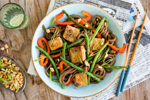 Sobanudel-Gemüse-Pfanne mit Tofu mit würziger Bohnensauce und Erdnüssen