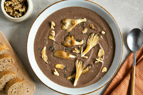 Wärmende Pilzcremesuppe mit Miso und schwarzen Bohnen, dazu knuspriges Brot