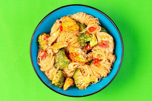 Scharfes Curry mit Glasnudeln & Bio-Huhn mit knackigem Brokkoli und Tomaten