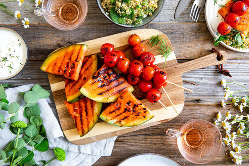 Gegrillte Wassermelone & Kirschtomaten an Kräuterbulgur und Joghurt