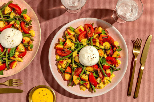 Nektarinen-Bohnen-Salat mit Burrata und Paprika-Miso-Dressing
