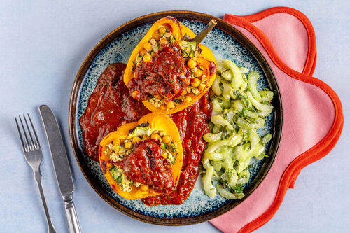 Gefüllte Paprika mit Zucchini & Kichererbsen mit Tomatensauce und Selleriesalat