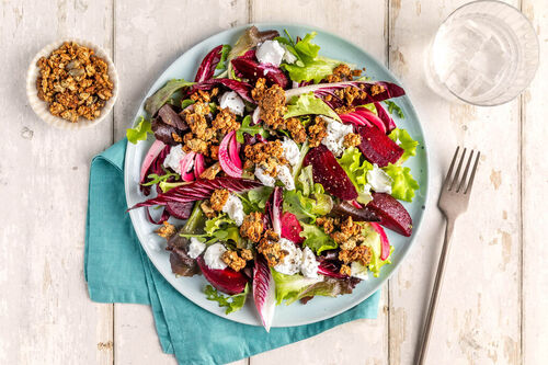 Rote-Bete-Chicorée-Salat mit Ziegenfrischkäse und würzigem Za’atar-Granola-Topping