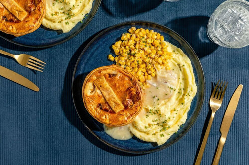Steak & Stout Pies mit Kartoffelpüree mit Schalottensauce und Buttermais