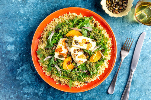Grillkäse mit Kürbiskernen und Kapernsauce auf Rucola-Orangen-Salat und Bulgur