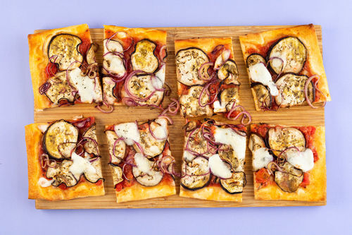 Knusprige Auberginen-Mozzarella-Pizza mit roten Zwiebeln