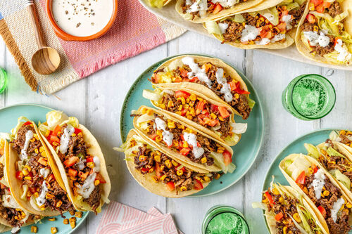 Taco-Party mit würzigem Rinderhack mit Tomaten, Mais und saurer Sahne