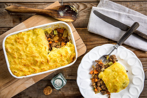 Deftiger Rinderhackfleischauflauf mit Kartoffelpüree und Käse