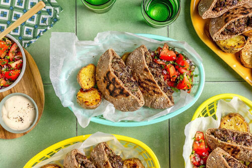 Pitataschen mit Hackfleisch und Tahini dazu Ofenkartoffeln und pikanter Tomatensalat