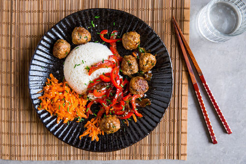 Koreanische Rinderhackbällchen mit Reis und scharfem Karottensalat