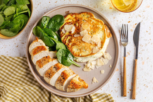 Getrüffeltes Hähnchen x2 auf Soufflé-Omelett mit frischem Babyspinat-Salat