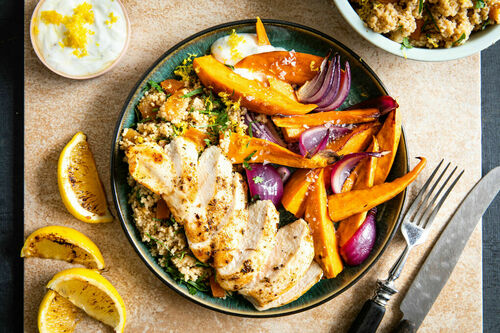 Schawarma-Huhn auf feinem Couscous mit Aprikosen, dazu gebackene Süßkartoffeln