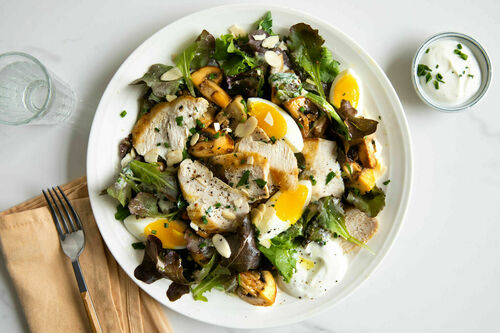 Zartes Hähnchen und Champignons auf Salat mit Ei und Kräuter-Joghurt-Dressing