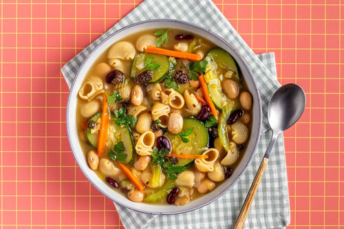 Schnelle Gemüse-Bohnen-Minestrone mit Pasta und Basilikumcreme