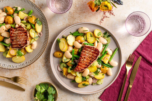 Saftiges Gelbflossen-Thunfischsteak auf würzigem Kartoffel-Bohnen-Salat